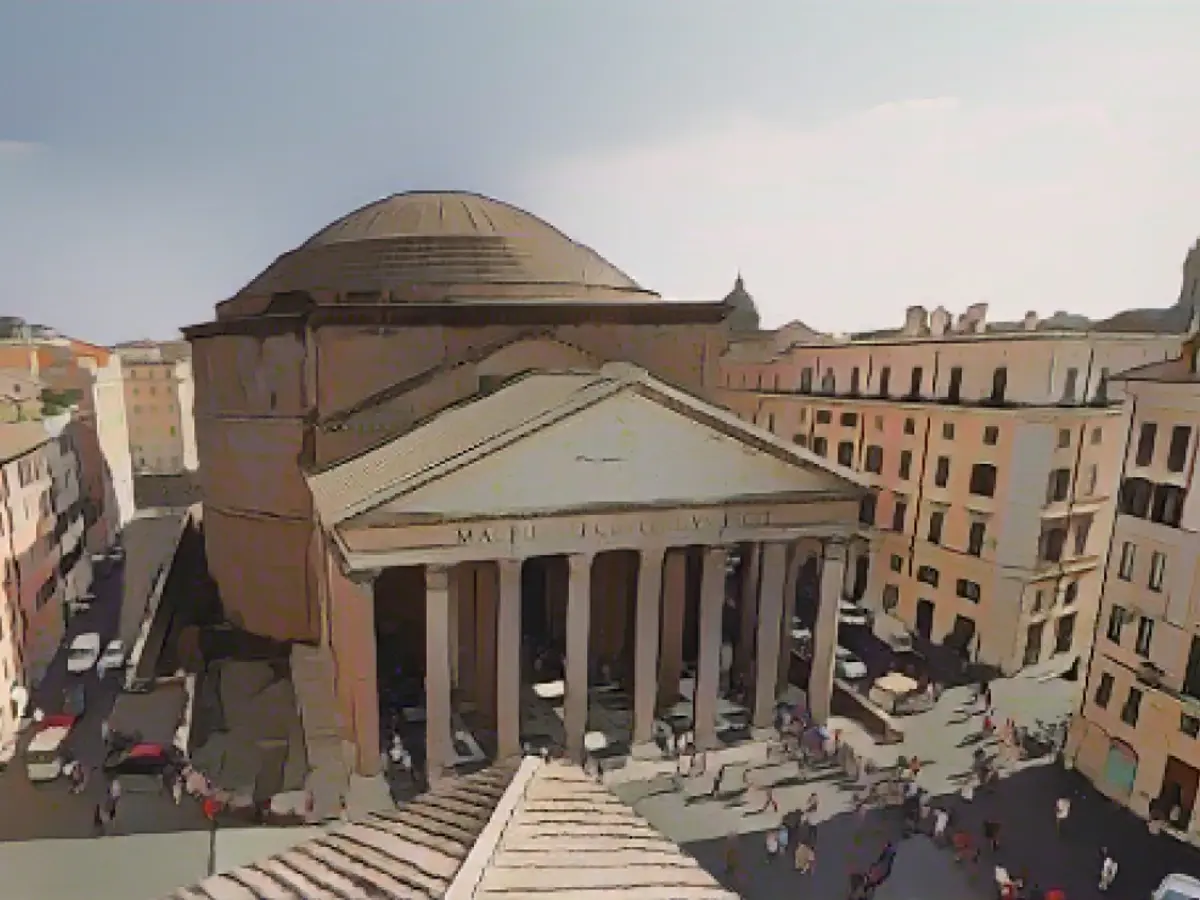 Il Pantheon di Roma fu costruito sotto l'imperatore Augusto tra il 27 e il 25 a.C. per celebrare tutte le divinità venerate nell'antica Roma. Fu ricostruito sotto l'imperatore Adriano tra il 118 e il 128 d.C..