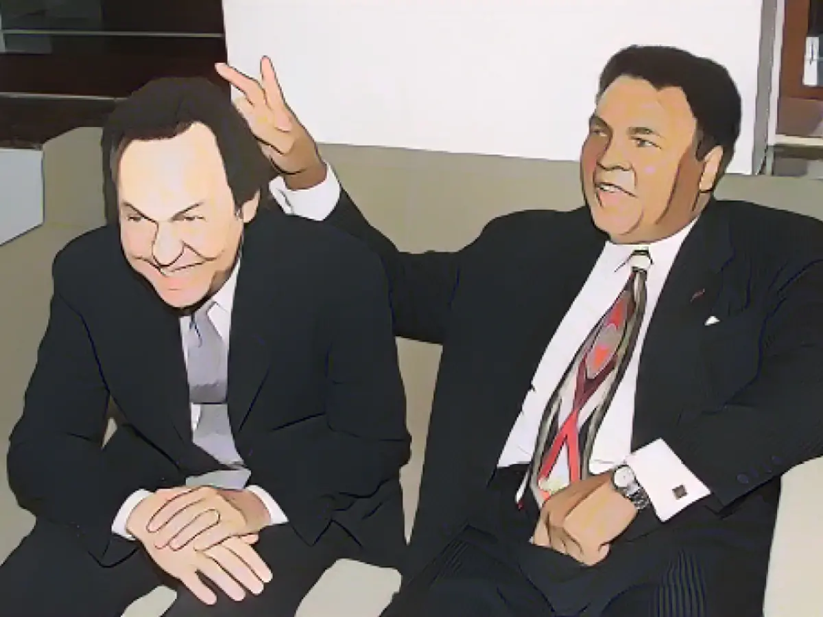 Billy Crystal e Muhammad Ali no leilão Time To Give Celebrity Watch For Charity da Audemars Piguet, realizado na casa de leilões Christie's, em Nova Iorque, em 2000.