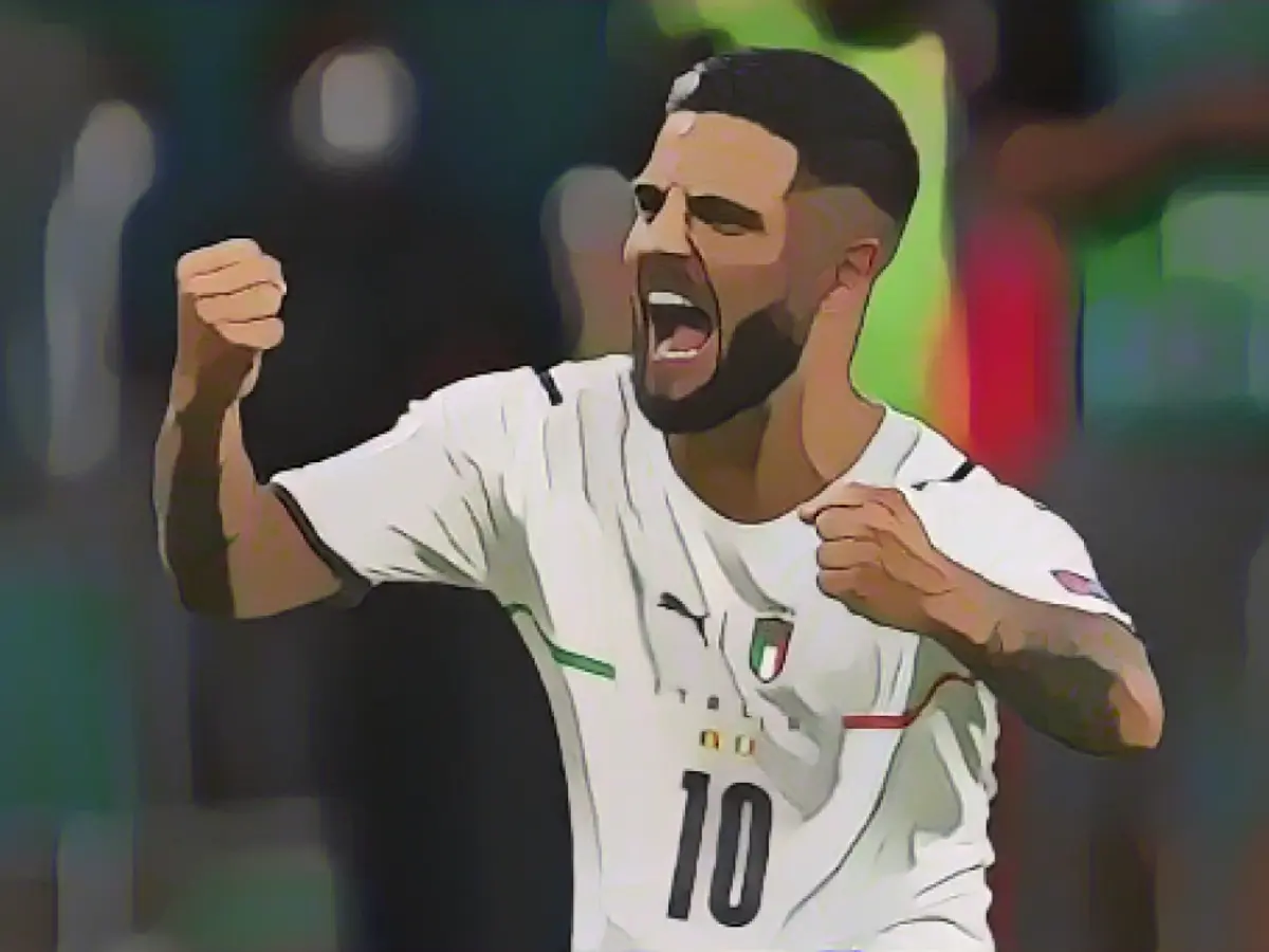 Лоренцо Инсинье празднует, забив второй мяч в ворота сборной Италии.