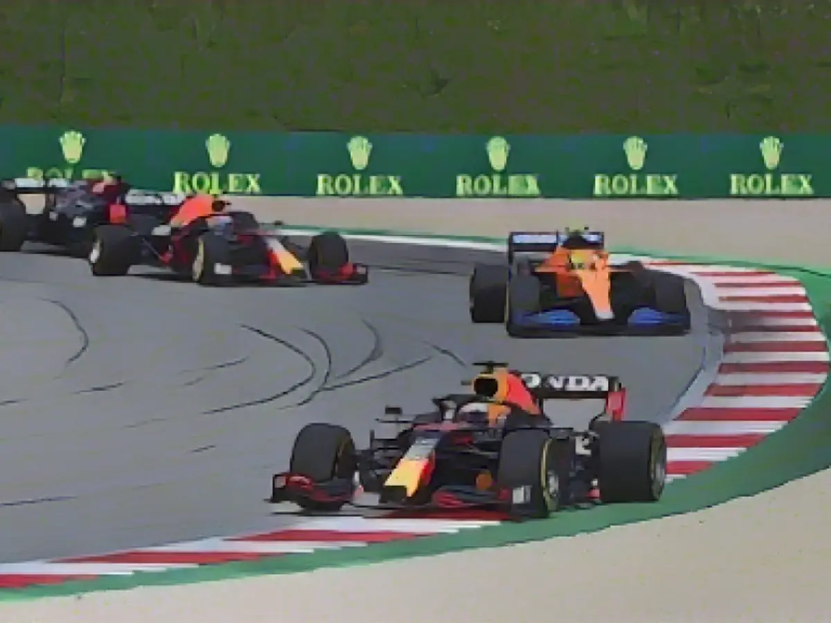 Verstappen preia conducerea la startul Marelui Premiu al Austriei, în fața lui Lando Norris de la McLaren, Sergio Perez de la Red Bull și Lewis Hamilton de la Mercedes.