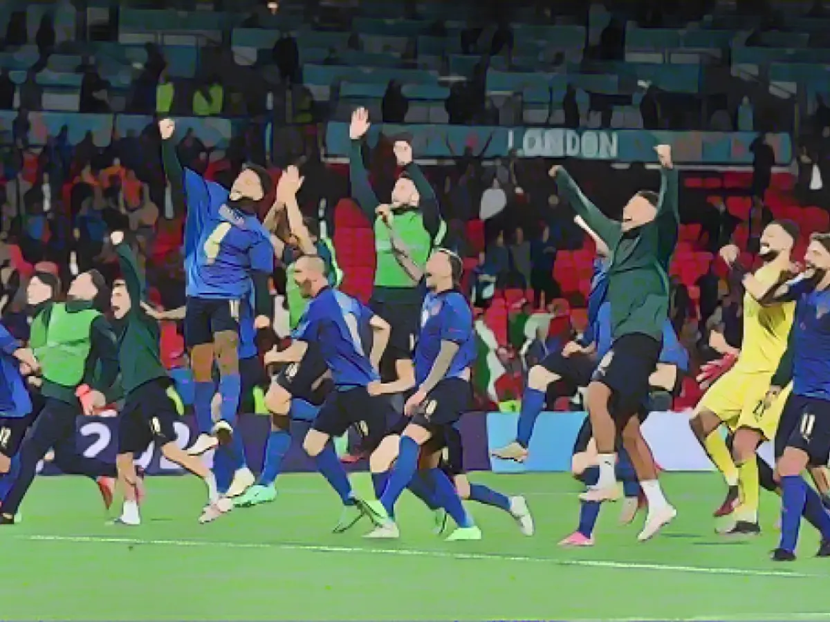 I giocatori dell'Italia festeggiano con i loro tifosi dopo la vittoria della squadra contro la Spagna.