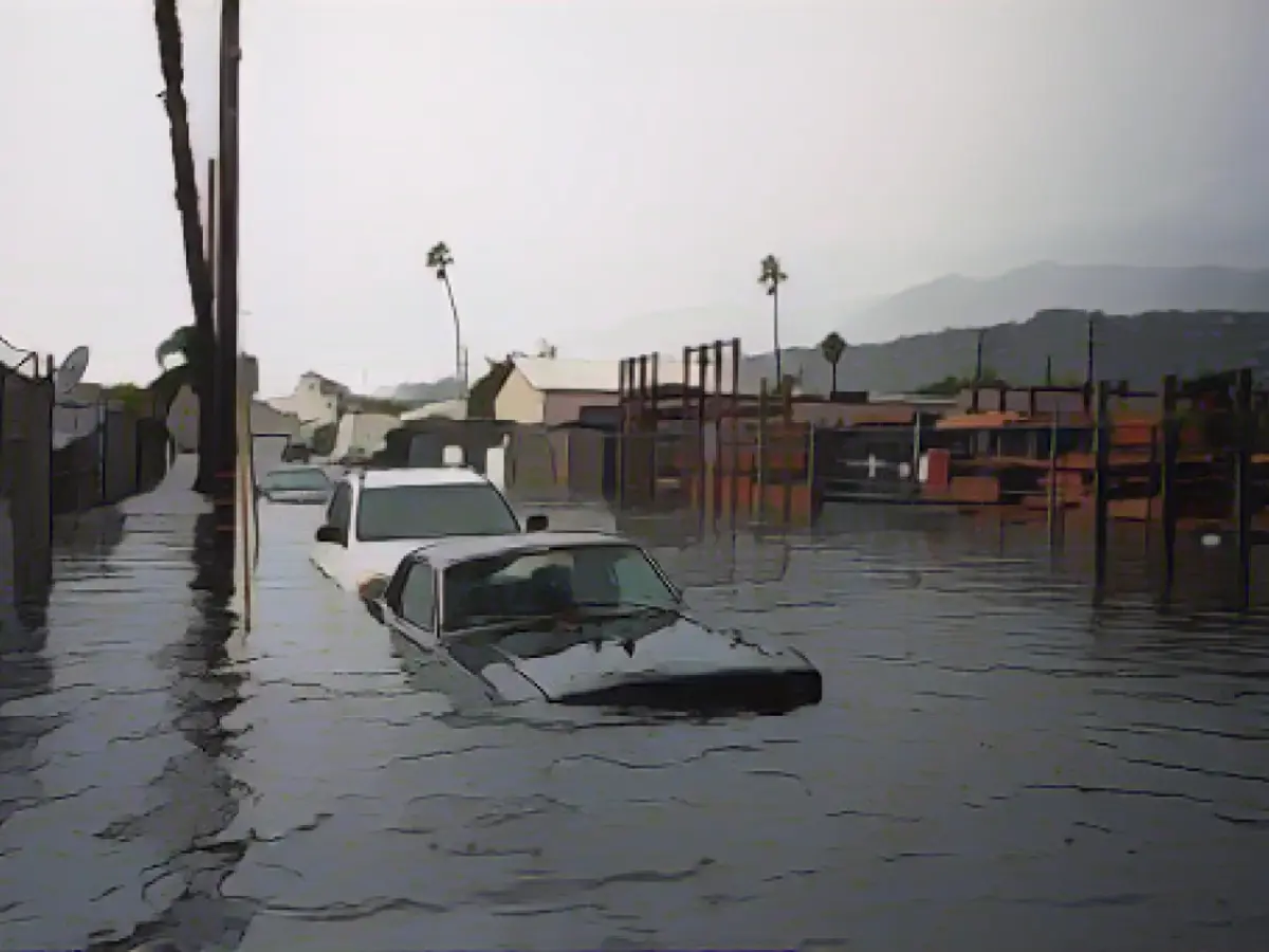 Autos stehen auf einer überfluteten Straße in Santa Barbara, Kalifornien, am Donnerstag, den 21. Dezember 2023, unter Wasser.