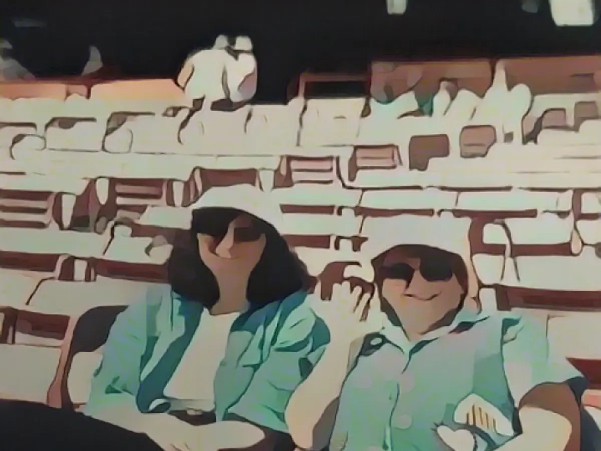 : Uno dei loro luoghi preferiti era il Dodger Stadium di Los Angeles. Ecco le due amiche durante una partita negli anni '80. 