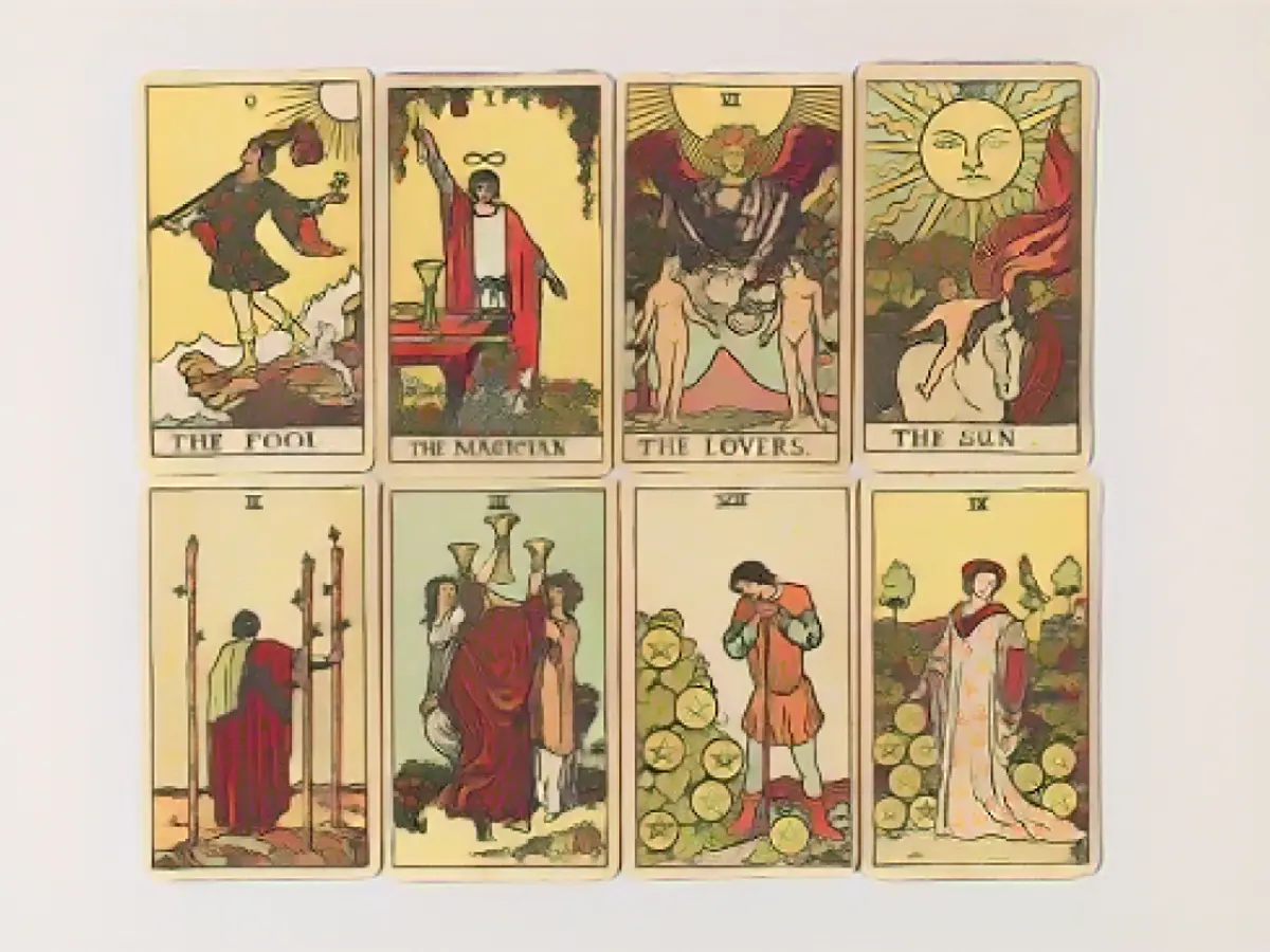 Восемь карт из старинного набора колод Райдера-Уэйта-Смита, напечатанных между 1920 и 1930 годами.