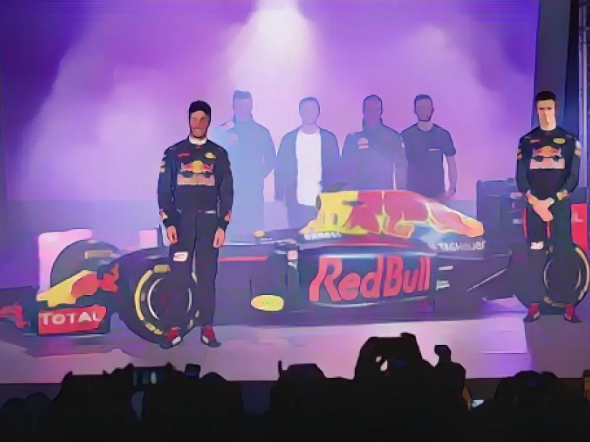Piloții Daniel Ricciardo (stânga) și Daniil Kvyat (dreapta) au fost echipați în costume de curse de camuflaj pentru lansare, dar speră că nu vor fi nevoiți să se ascundă pe pistă în sezonul 2016, care începe pe 20 martie.