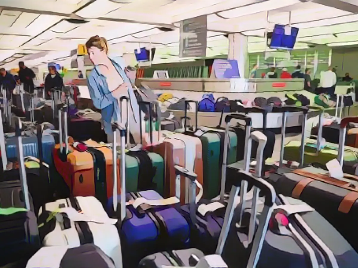 Путешественник ищет чемодан в зоне выдачи багажа авиакомпании Southwest Airlines в международном аэропорту Денвера 28 декабря 2022 года.