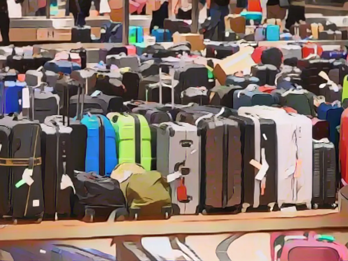 Чемоданы могут быть очень громоздкими в зоне выдачи багажа, как, например, в этом зале в Гамбурге, Германия. Если ваш багаж потерялся, вы можете получить компенсацию.