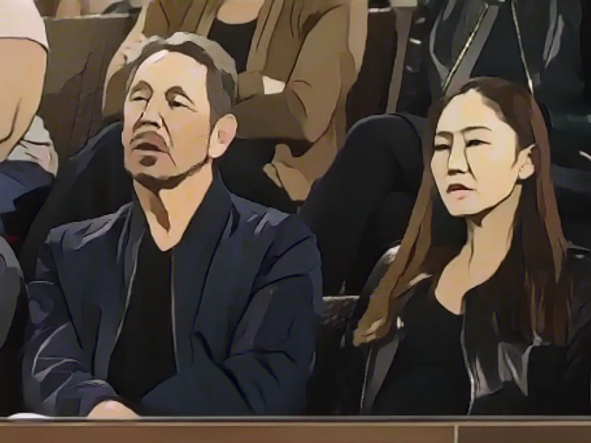 O cofundador da Oracle e proprietário do torneio de Indian Wells, Larry Ellison (à esquerda), era outro dos presentes e viu Williams ganhar os três últimos jogos da partida para avançar.