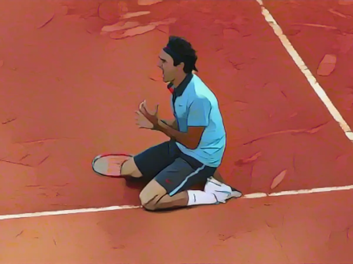 Роджер Федерер празднует победу на Открытом чемпионате Франции 2009 года.