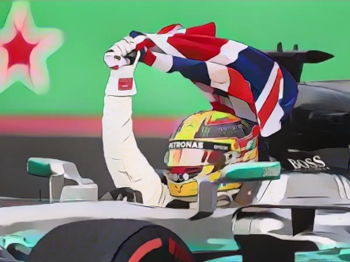 Льюис Хэмилтон празднует победу на Гран-при Мексики, завоевав четвертый титул чемпиона Формулы-1.