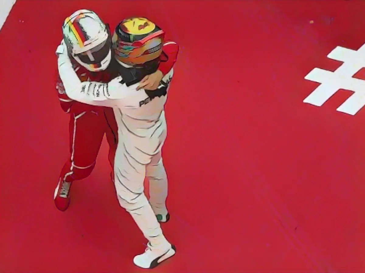 Хэмилтон и Себастьян Феттель обнимаются на Гран-при Китая 2017 года. Казалось, что сезон будет идти до конца, пока Хэмилтон не одержал пять побед в шести гонках в августе, сентябре и октябре, положив конец надеждам Феттеля и Ferrari на славу.