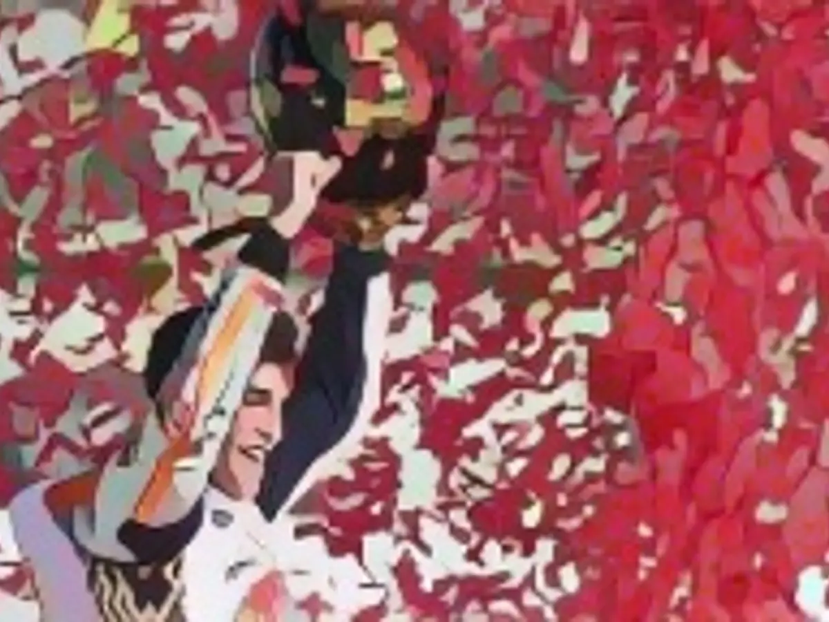 TOPSHOT - Испанский пилот команды Repsol Honda Марк Маркес радуется после гонки MotoGP Гран-при Валенсии на автодроме Рикардо Тормо в Честе, недалеко от Валенсии, 12 ноября 2017 года.
Испанец Марк Маркес завоевал свой шестой титул чемпиона мира и четвертый в главной категории MotoGP, заняв третье место на Гран-при Валенсии. Напарник Маркеса по команде Honda Дани Педроса выиграл гонку у француза Йохана Зарко, занявшего второе место.
 / AFP PHOTO / JOSE JORDAN (Photo credit should read JOSE JORDAN/AFP/Getty Images)