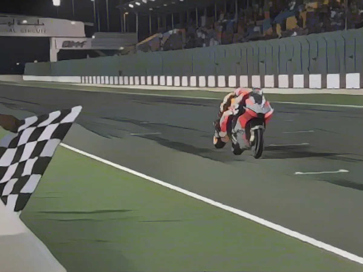 Марк Маркес преследует Андреаса Довициозо на захватывающем финальном круге в гонке MotoGP в Катаре.