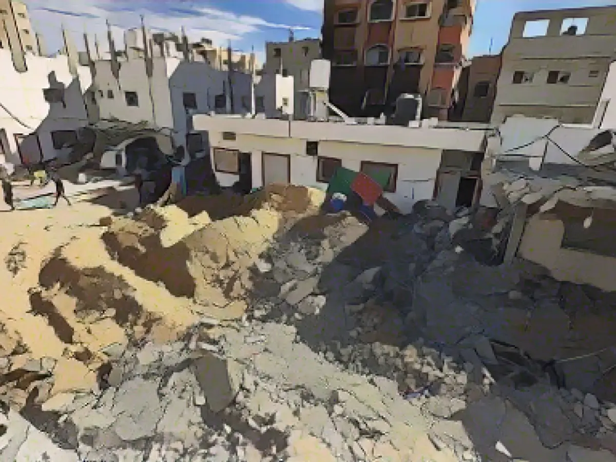 Gazze, Beyt Lahya'daki Kamal Adwan Hastanesi'nin dışında 16 Aralık'ta meydana gelen yıkımdan bir görünüm.