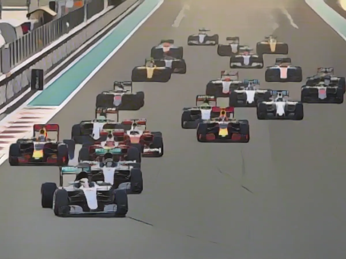 Lewis Hamilton precede il compagno di squadra della Mercedes Nico Rosberg alla prima curva del Gran Premio di Abu Dhabi.