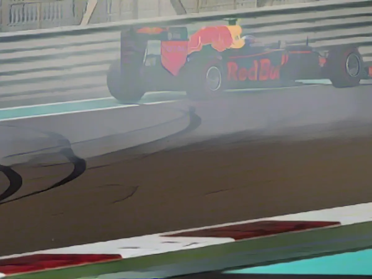 Max Verstappen della Red Bull si ferma dopo un testacoda al primo giro del Gran Premio di Abu Dhabi. Il giovane olandese si è ripreso e ha concluso al quarto posto.