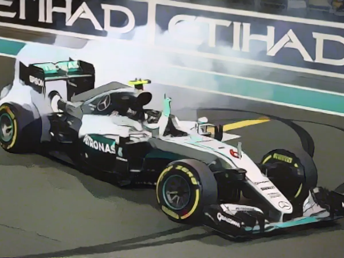 Rosberg celebra tras el Gran Premio de Abu Dhabi con su estilo habitual, después de pedir permiso a su equipo para hacer trompos.