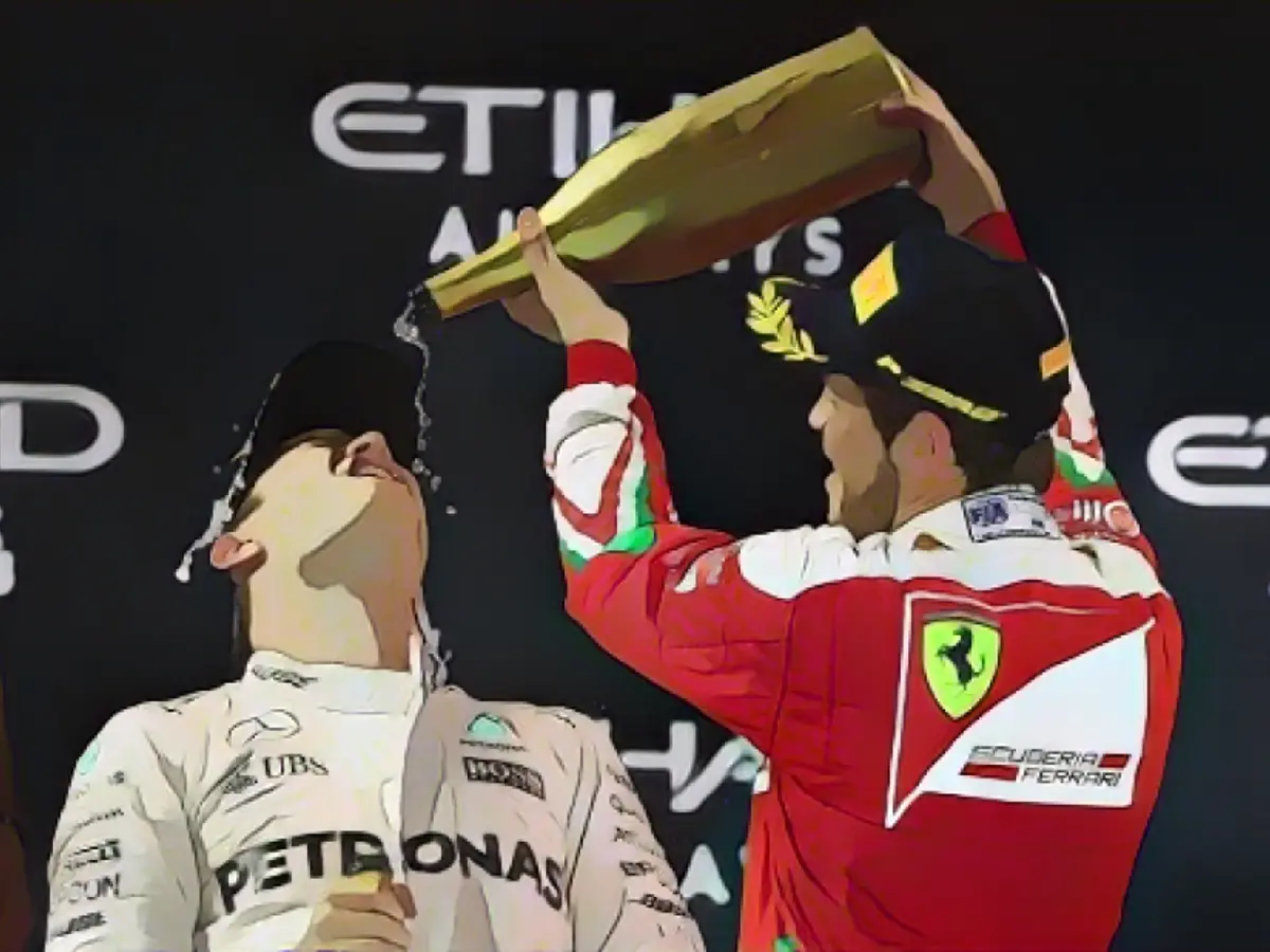 Rosberg es bañado en champán por su compatriota Sebastian Vettel, tercero con Ferrari.