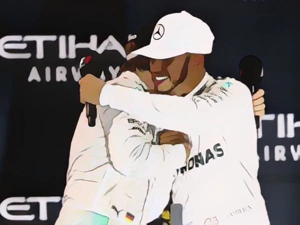 Rosberg et Hamilton s'embrassent sur le podium : les hostilités sont terminées pour une nouvelle saison.