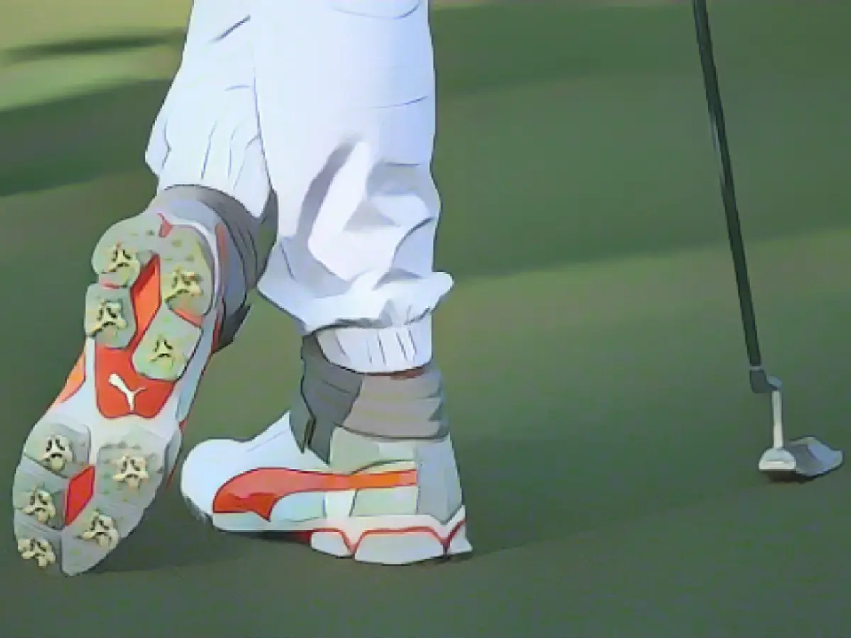 Ранее Фаулер перевел моду на гольф, надев на чемпионат Абу-Даби туфли с высокими берцами и джоггинги. Более традиционные элементы гольф-братства, возможно, потянулись бы к дефибриллятору при виде этого.