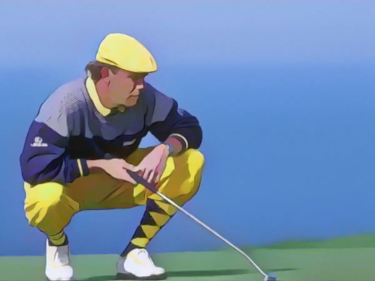 Покойный американский гольфист Пэйн Стюарт возродил моду на ношение четверки и двойки перед своей трагической смертью в 1999 году.