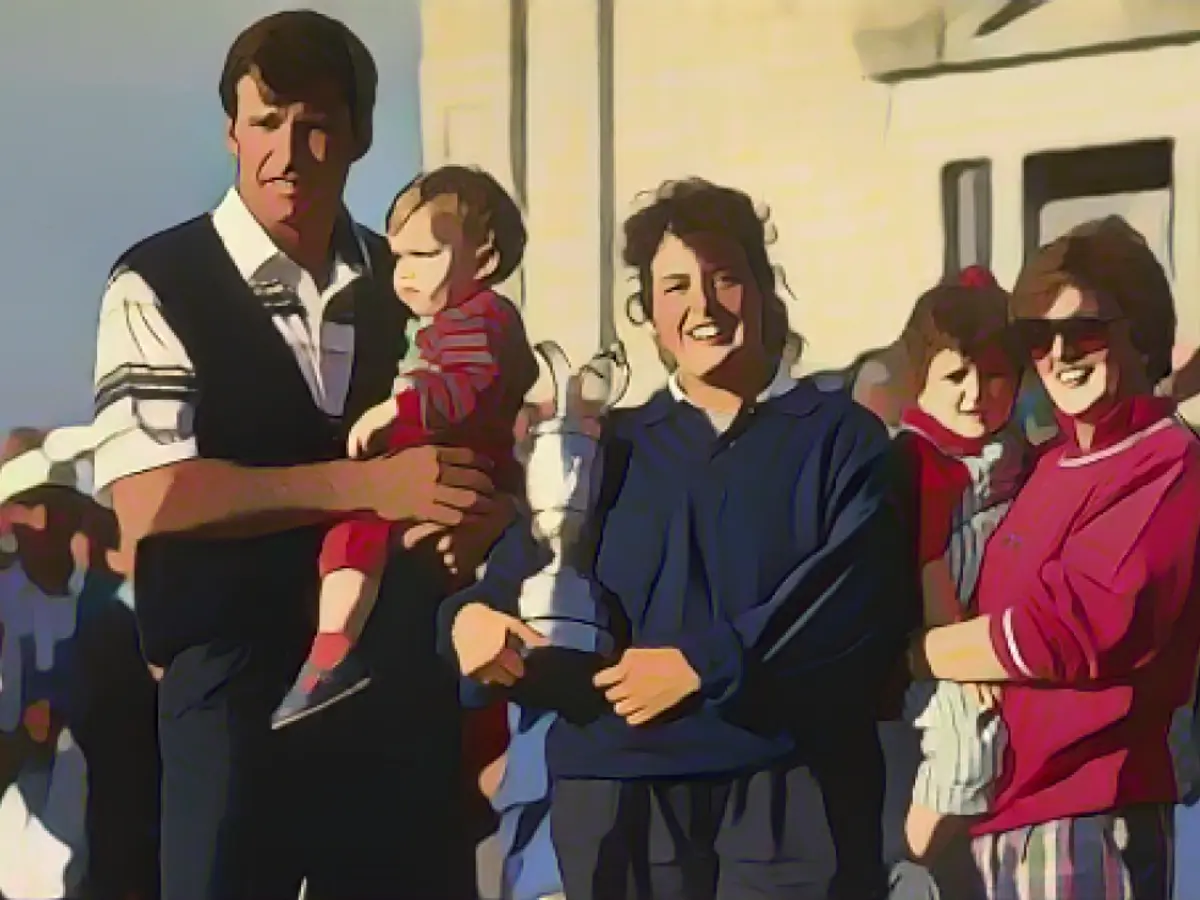 Фанни Сунессон позирует с Кувшином Кларет вместе с Ником Фалдо и его двумя детьми на Открытом чемпионате Великобритании 1990 года.