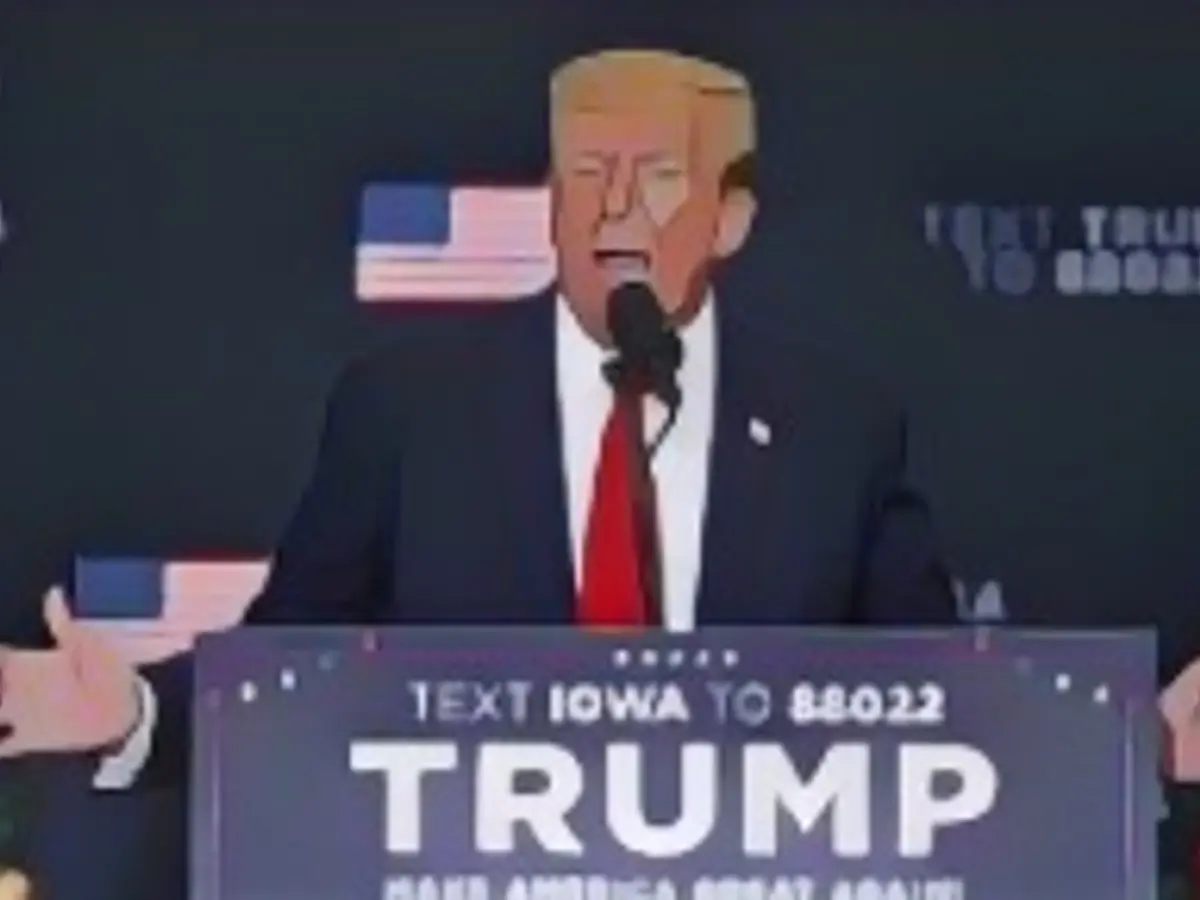 Eski ABD Başkanı ve 2024 başkanlık aday adayı Donald Trump 19 Aralık 2023'te Waterloo, Iowa'da bir kampanya etkinliği sırasında konuşuyor.