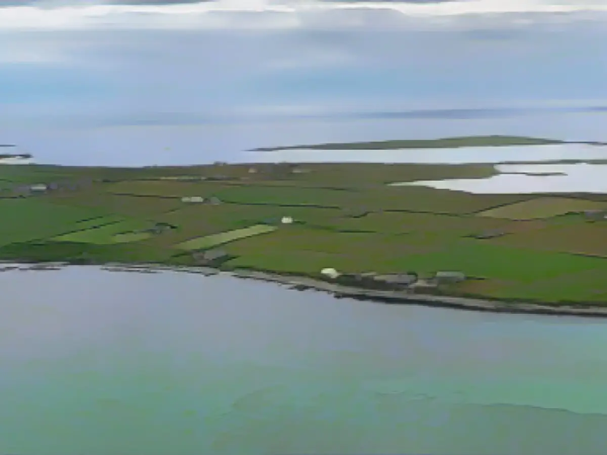 Depois de uma breve paragem no caminho, o avião faz o seu salto recorde para Papa Westray, uma pequena ilha onde vivem cerca de 80 pessoas.