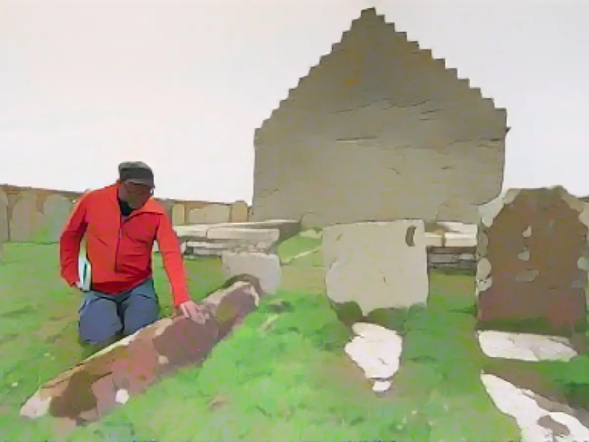 Der Ranger von Papay, Jonathan Ford, vermutet, dass ein ungewöhnlicher Grabstein auf dem Friedhof der Kirche auf einen Adeligen oder möglicherweise eine Hexe hinweisen könnte.