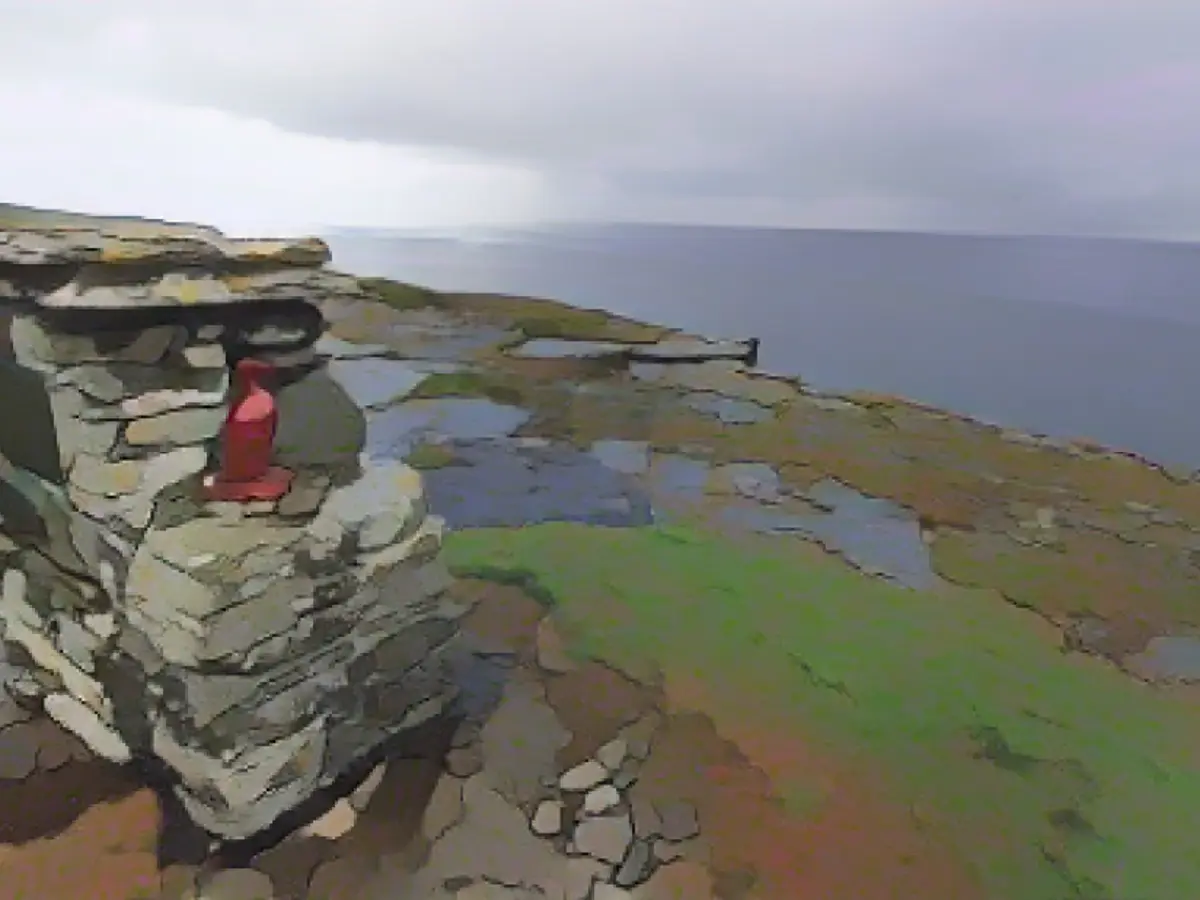 Este pequeno monumento homenageia os grandes auks, uma grande ave que foi caçada até à extinção no século XIX. Um dos últimos grandes auks da Grã-Bretanha foi morto em Papa Westray.