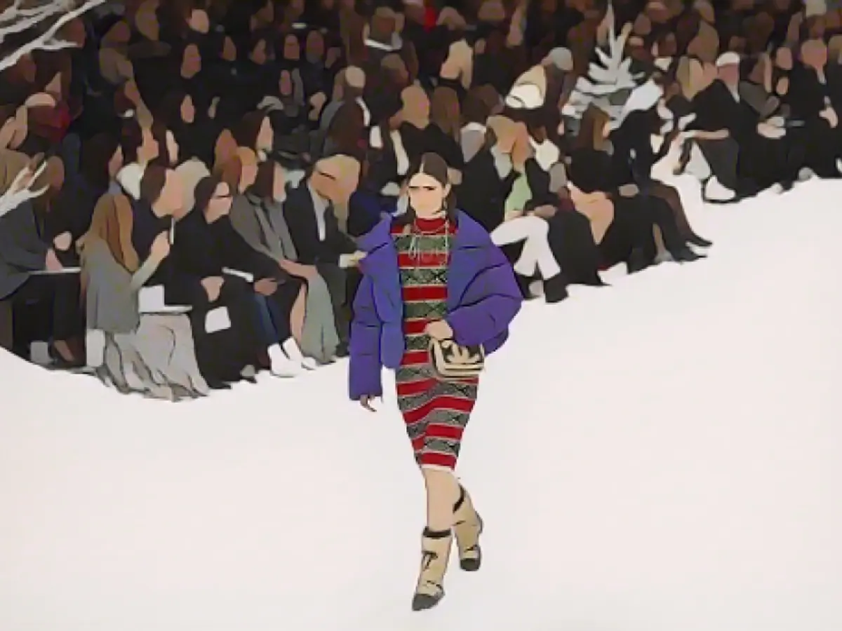 Bir model Chanel Sonbahar-Kış 2019 defilesinden bir kreasyon giyiyor.