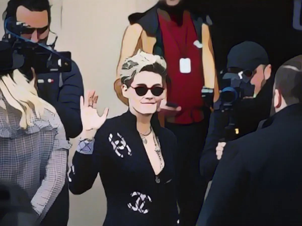 Kristen Stewart, care a mai defilat pe podiumul Chanel și a apărut în campanii publicitare pentru brand, a fost de asemenea prezentă.
