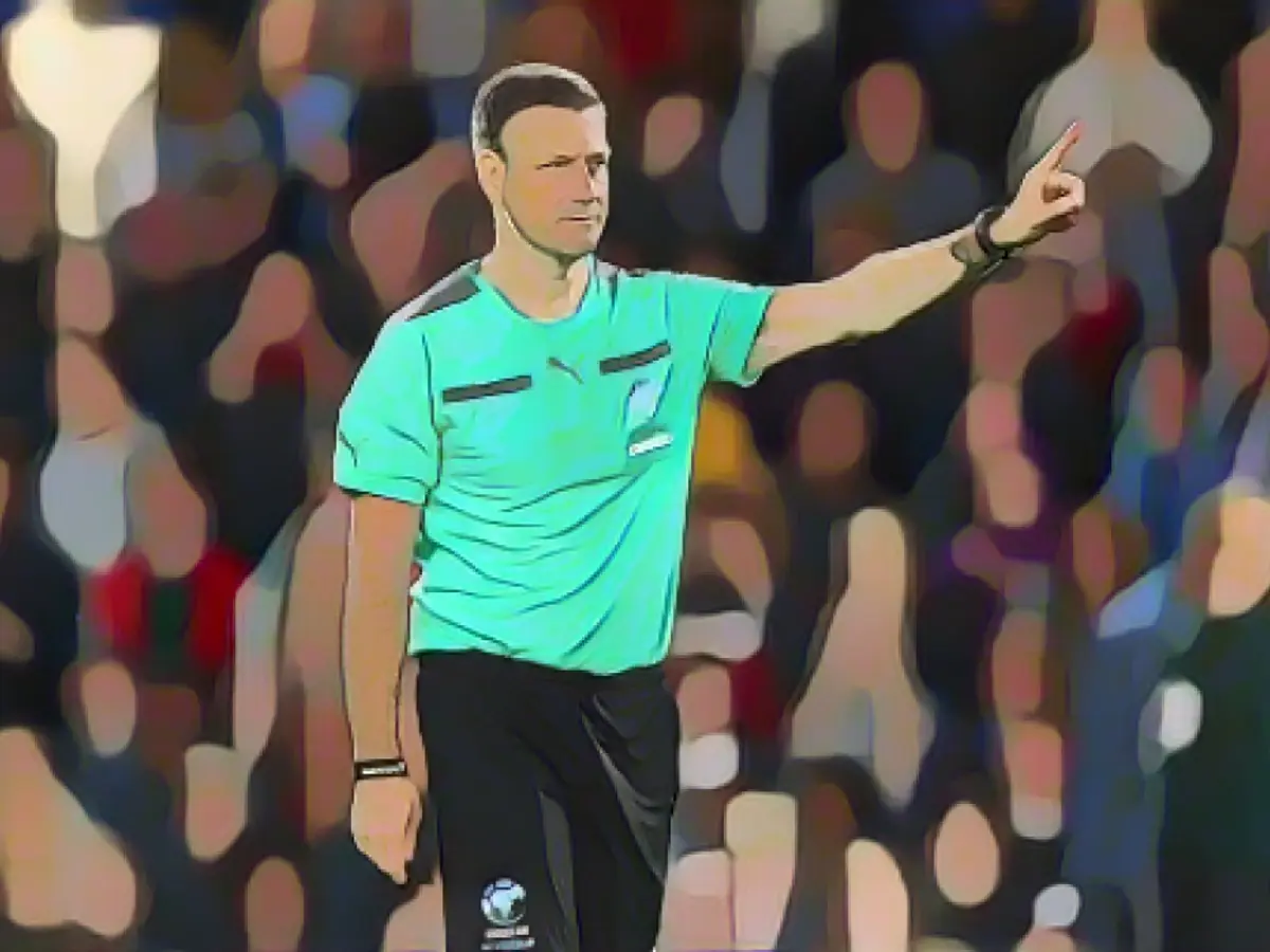 Clattenburg arbitra durante una partita di Soccer Aid a Stamford Bridge nel 2019.