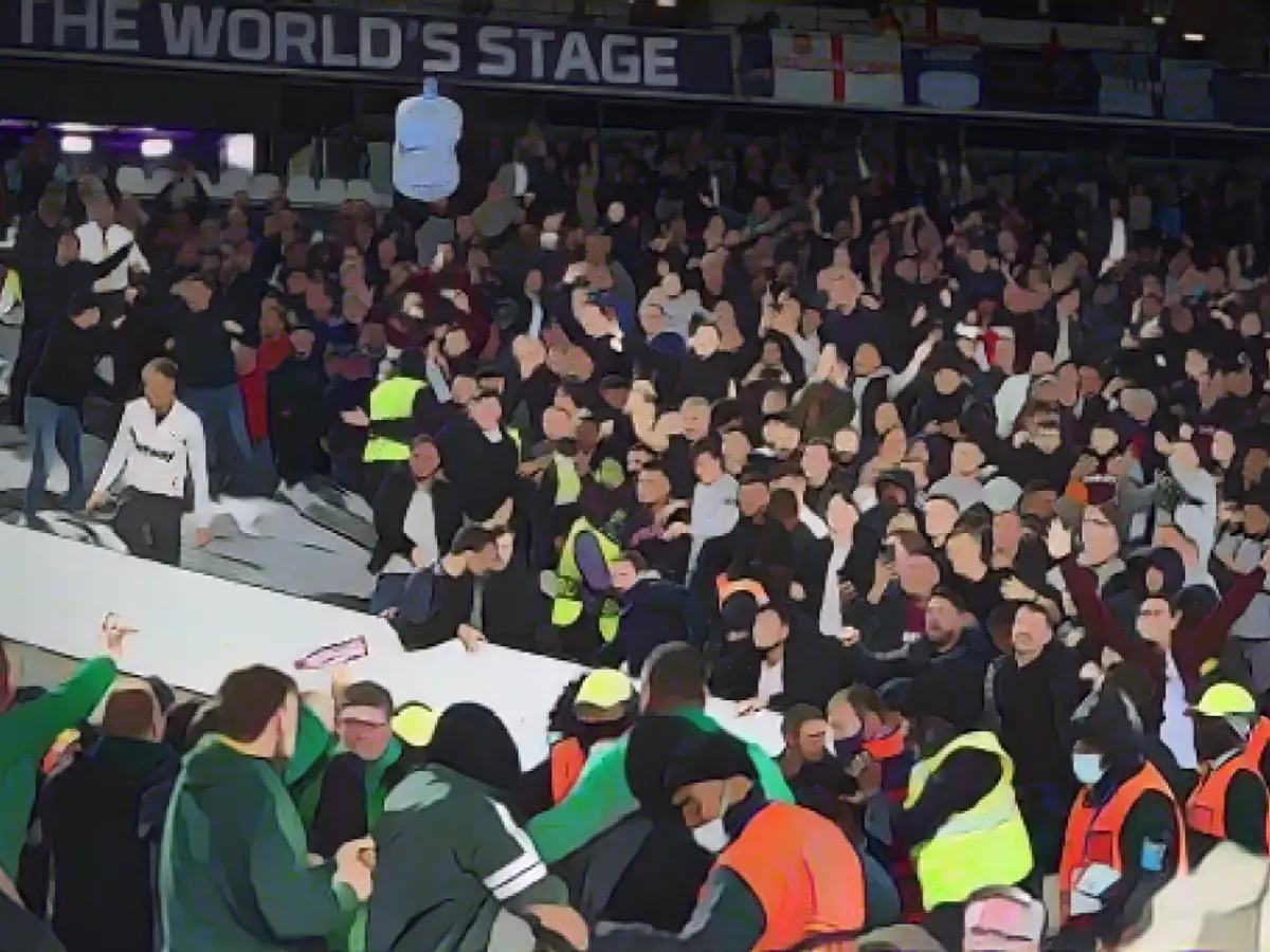 Un dispenser d'acqua viene lanciato tra i tifosi sugli spalti durante la partita del Gruppo H di UEFA Europa League al London Stadium di Londra.