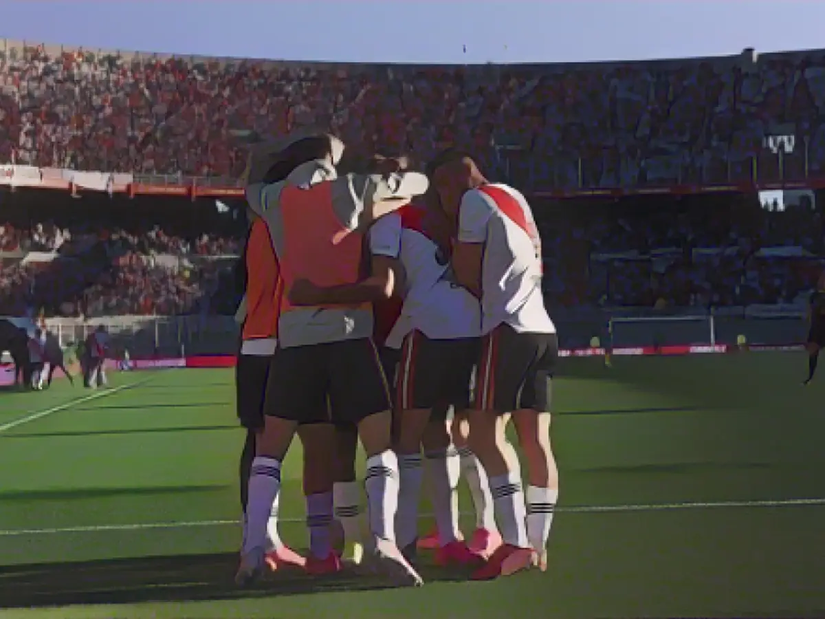 Os jogadores do River Plate festejam perante uma bancada cheia.