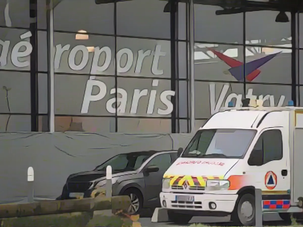 Un vehicul de salvare parchează în fața aeroportului Vatry, în estul Franței, la 23 decembrie.