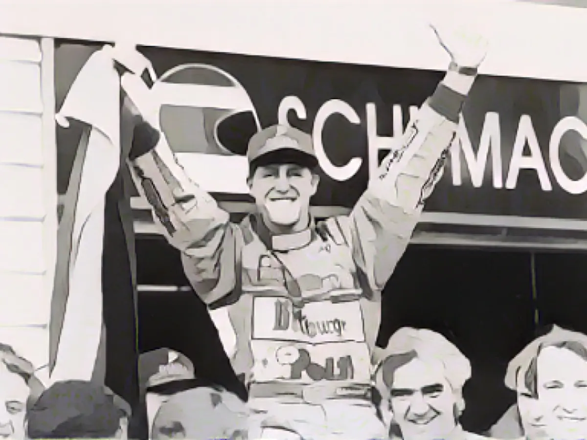 Schumacher é içado pela sua equipa de boxes na pista do Grande Prémio da Austrália em Adelaide, Austrália, depois de vencer o Campeonato do Mundo de Pilotos de Fórmula 1 em 1994.