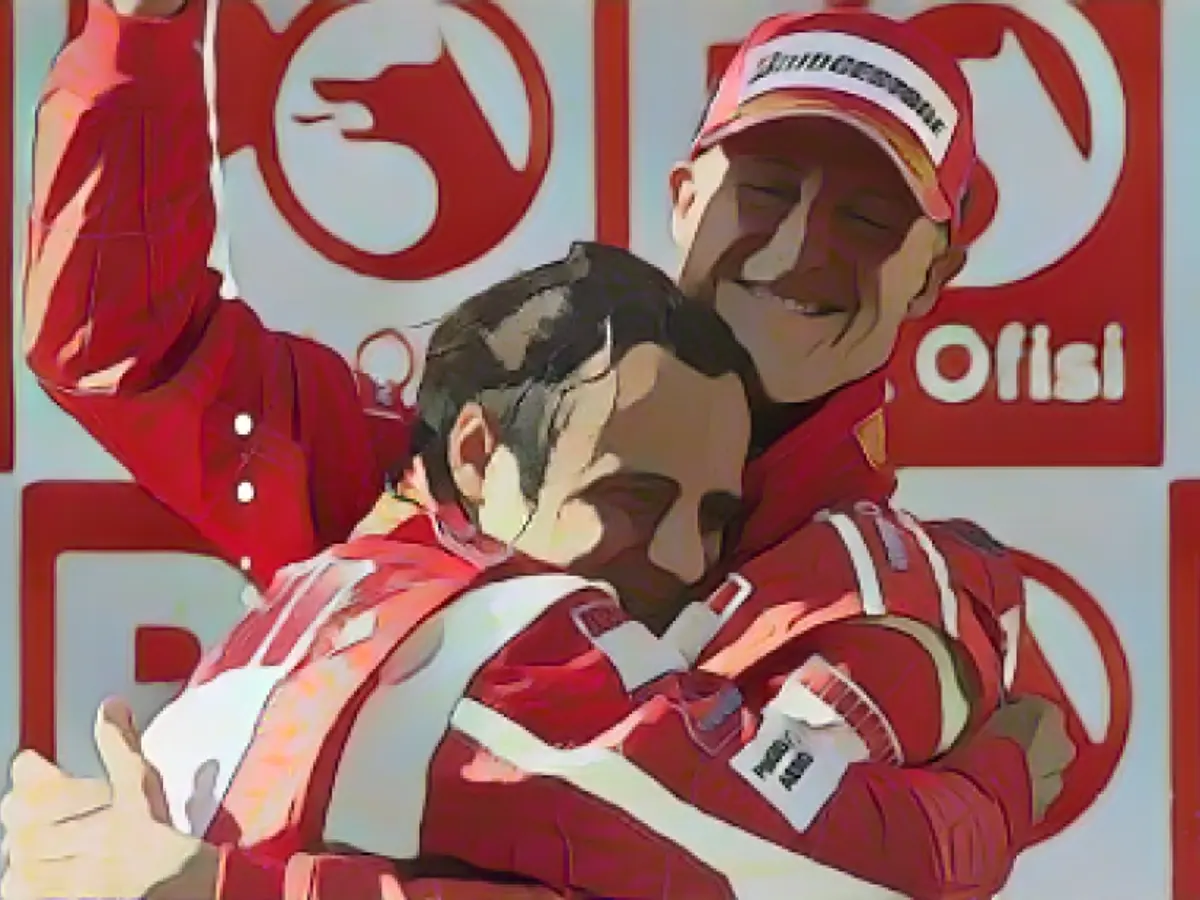 Felipe Massa embrasse Schumacher après que Massa a remporté la première place du Grand Prix de Formule 1 de Turquie à Istanbul en 2006.