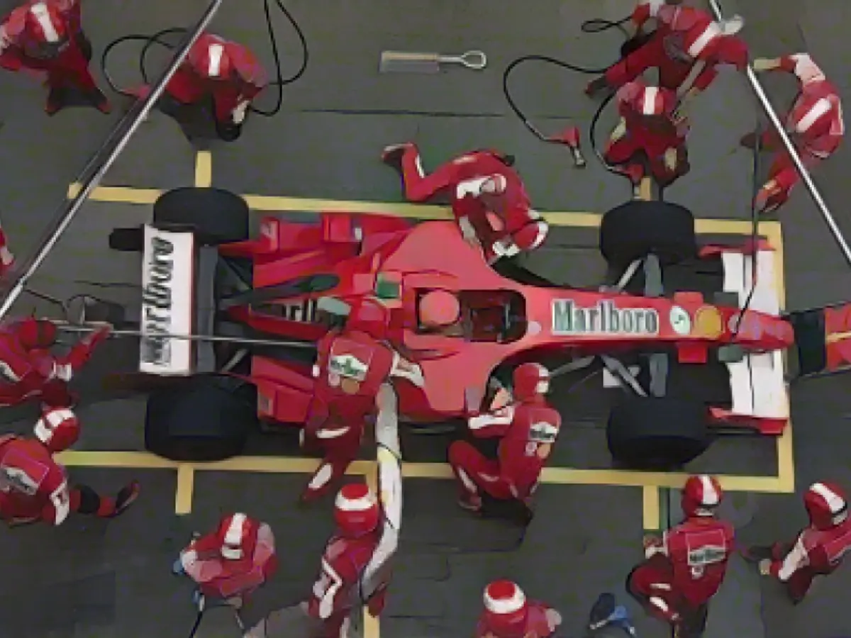 L'équipe des stands de Schumacher travaille sur sa voiture lors du Grand Prix de Chine de Formule 1 à Shanghai en 2006.