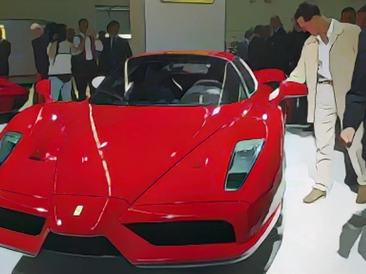 Schumacher examina un Enzo Ferrari en el Salón Internacional del Automóvil de Fráncfort en 2003.