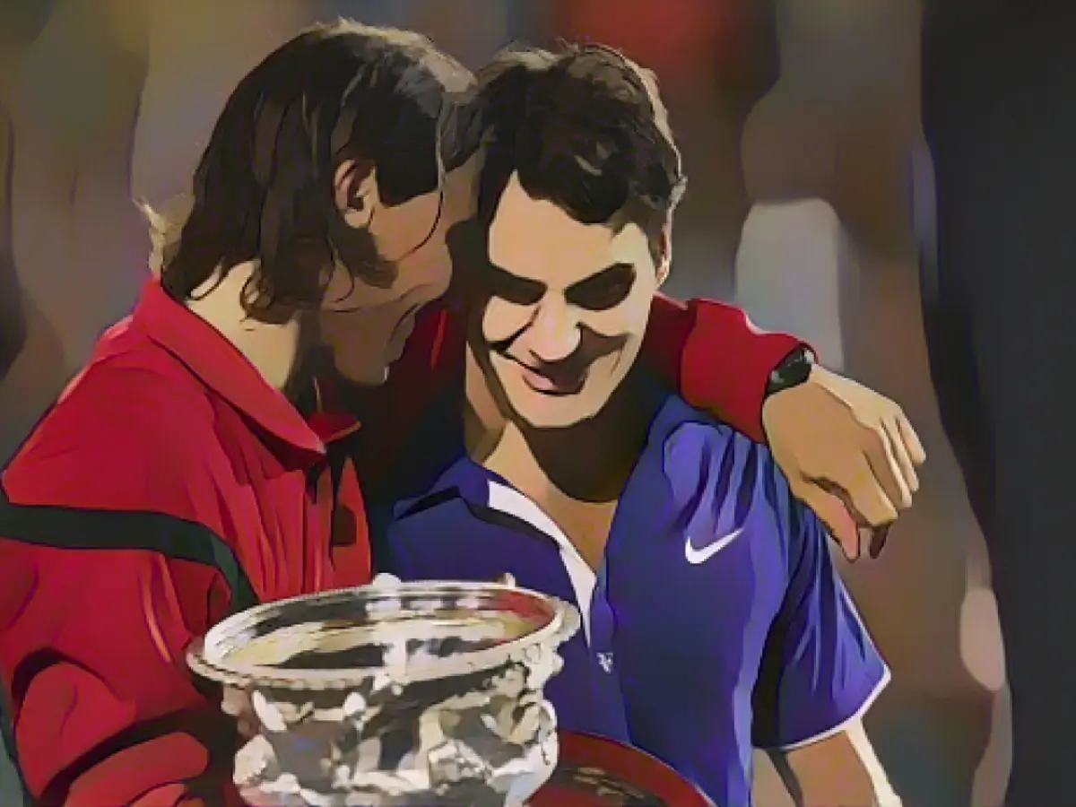 Рафаэль Надаль (слева) утешает Роджера Федерера после победы испанца на Открытом чемпионате Австралии 2009 года.