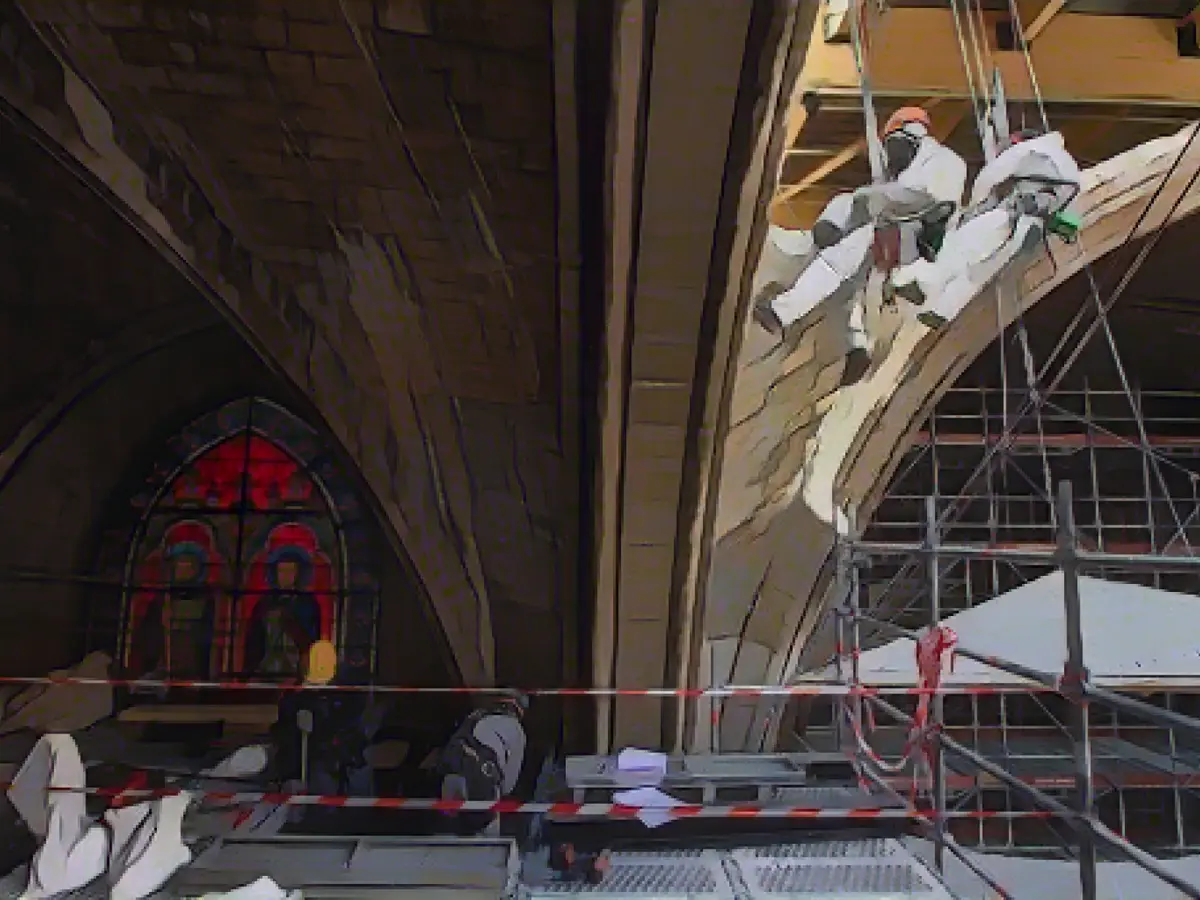 Aproximativ 500 de meșteri lucrează la reparațiile catedralei.