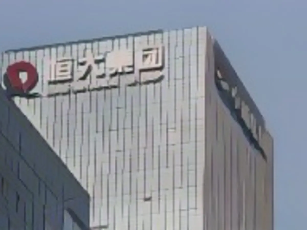 Логотип China Evergrande Group на вершине штаб-квартиры компании в Шэньчжэне, Китай, в четверг, 30 сентября 2021 года.