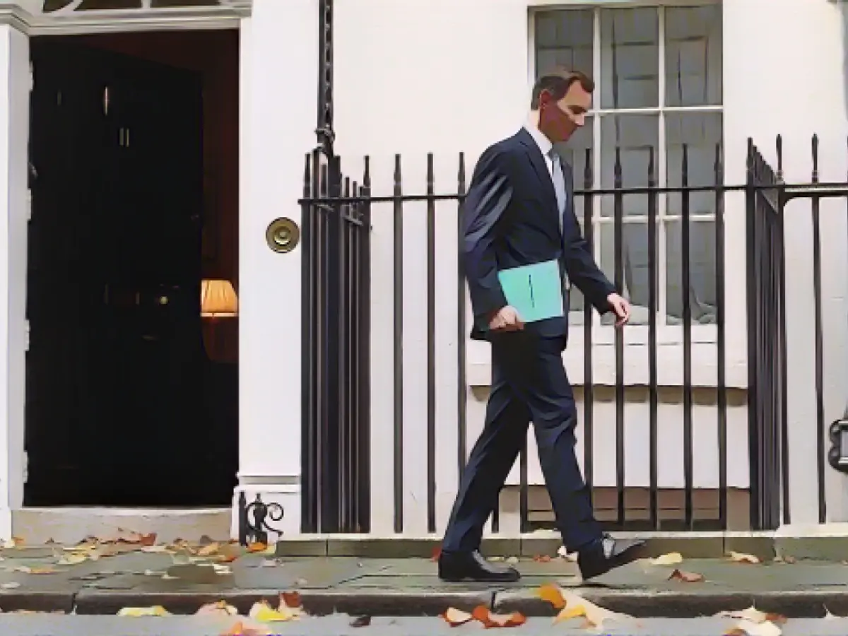 Канцлер казначейства Великобритании Джереми Хант возле Даунинг-стрит в Лондоне, Великобритания, 17 ноября 2022 года.