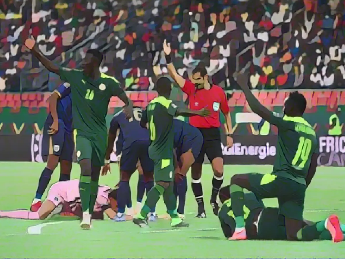 Игроки реагируют на столкновение между вратарем сборной Кабо-Верде Возиньей и игроком сборной Сенегала Садио Мане.