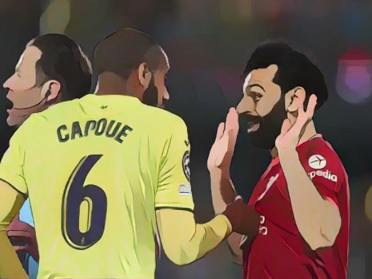 Salah se ceartă cu Capoue în timpul meciului.