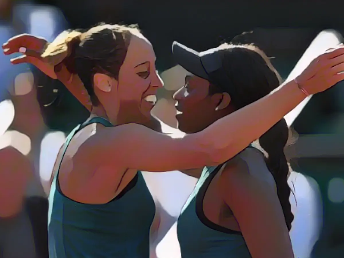 Stephens (dreapta), campioana în exercițiu de la US Open, a învins-o pe compatrioata sa Madison Keys și a ajuns în prima sa finală la Roland Garros.