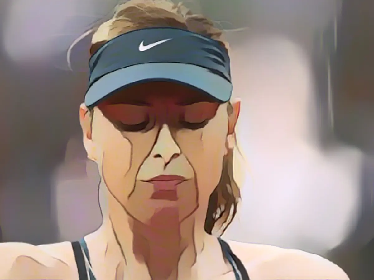 Двукратная чемпионка Мария Шарапова, впервые играющая на Открытом чемпионате Франции после 15-месячной дисквалификации за прием запрещенного сердечного препарата мельдония, уступила Мугурузе в четвертьфинале.