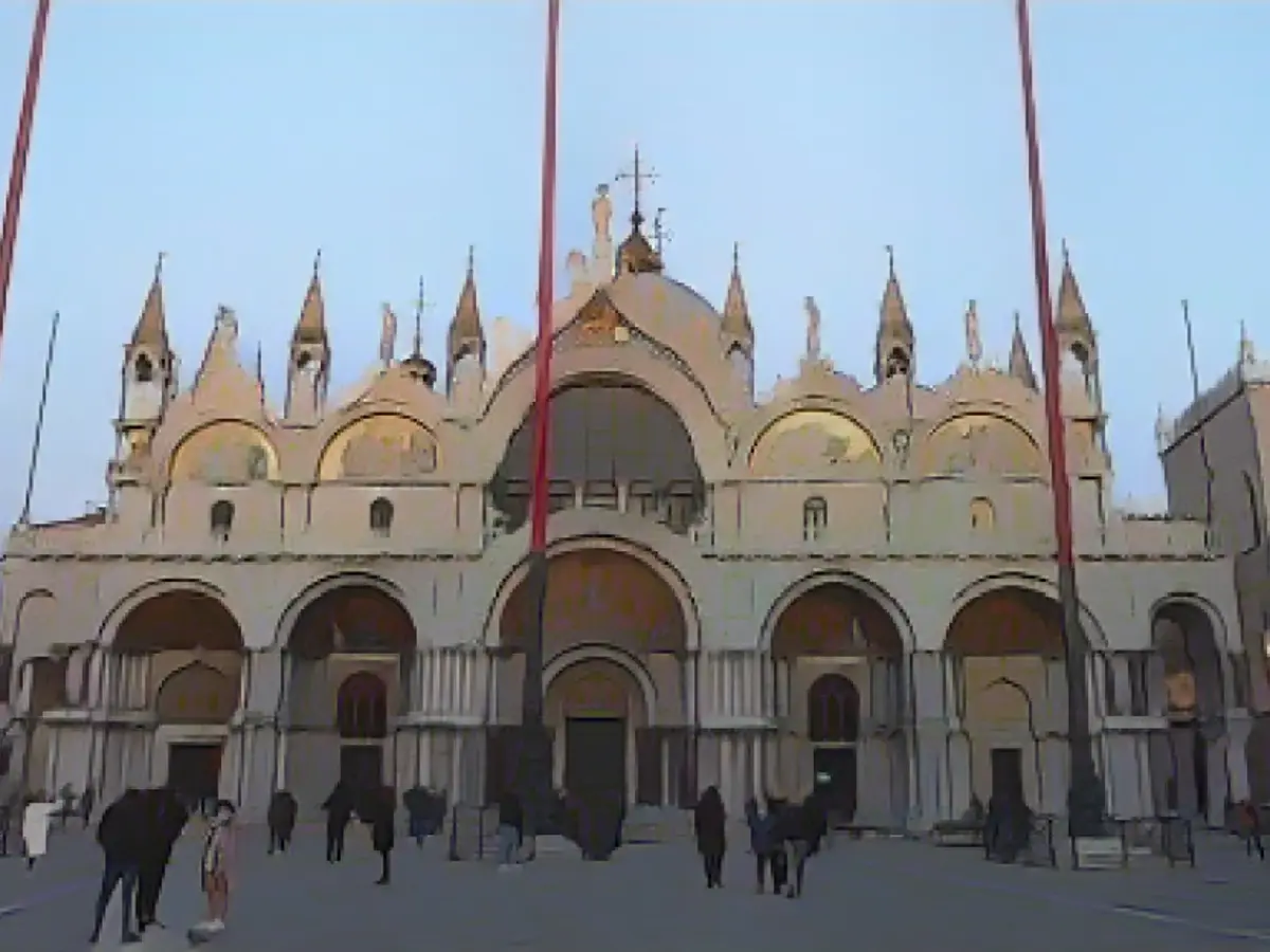 Ein paar Touristen besuchen den Markusplatz, der am 7. November von Italien halb abgeriegelt wurde.