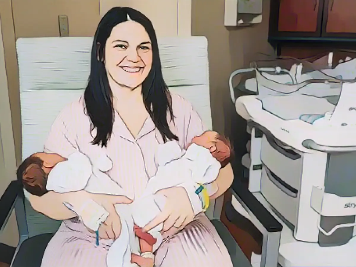 Келси Хэтчер родила двух девочек, забеременев обеими матками в начале этого года. Келси держит на руках Рокси слева и Ребел справа.